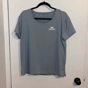 Under Armour Tee Size M